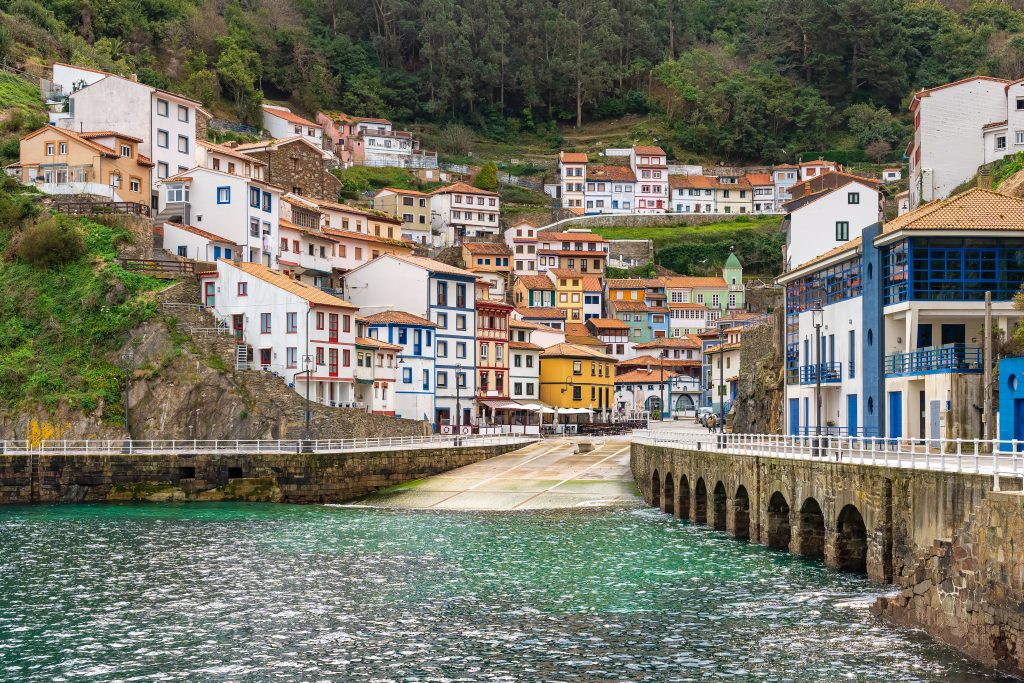 Entrada al pueblo de Cudillero con sus casas colgadas del barranco junto al mar, Asturias