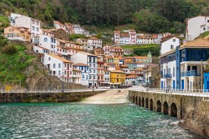 Entrada al pueblo de Cudillero con sus casas colgadas del barranco junto al mar, Asturias